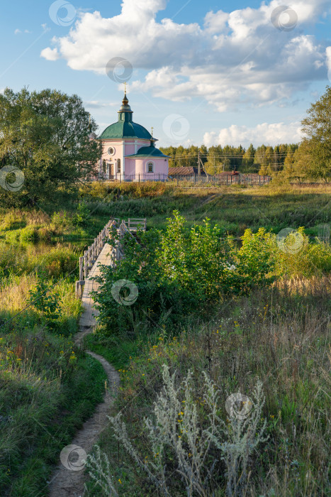 Скачать городской пейзаж, силуэт православной церкви с куполами фотосток Ozero