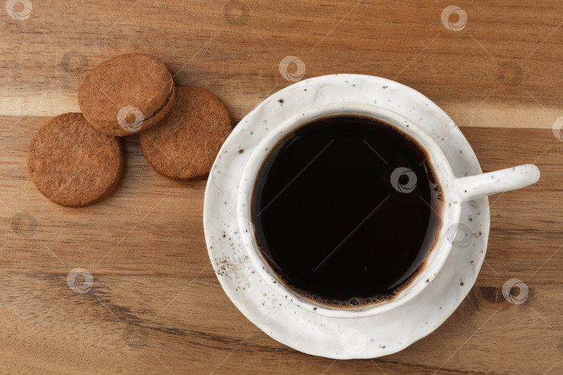 Скачать белая кофейная чашка на деревянном фоне с серой льняной скатертью жаккардового переплетения фотосток Ozero