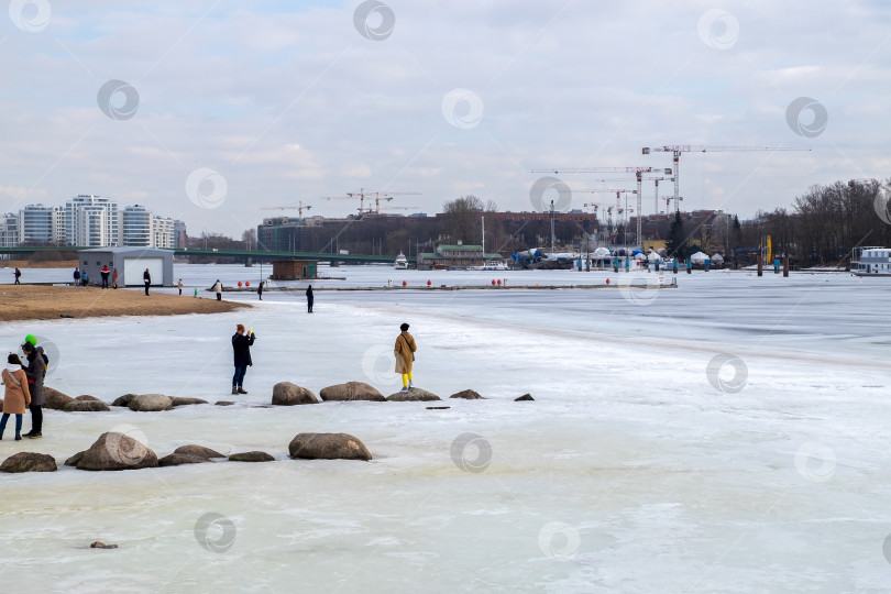 Скачать пейзаж; река; искатель приключений; фотографирование; люди; друзья; прогулка; город; набережная; пробуждение фотосток Ozero