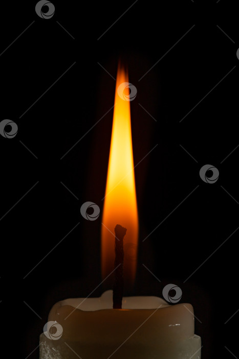 Скачать восковая свеча с горящим фитилем и дымом, выделенная на черном фоне фотосток Ozero