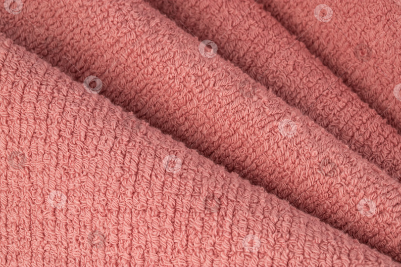 Скачать разноцветные махровые хлопчатобумажные банные полотенца, выделяющиеся на белом фоне фотосток Ozero