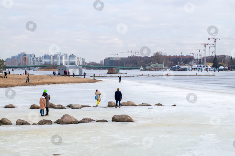 Скачать пейзаж; река; искатель приключений; фотографирование; люди; друзья; прогулка; город; набережная; пробуждение фотосток Ozero