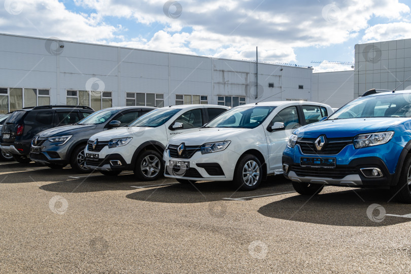 Скачать Новые автомобили Renault различных модификаций на охраняемой стоянке во дворе. Крупный план. Вид спереди автомобилей. Дилерский центр Renault в Мега Адыгея. фотосток Ozero