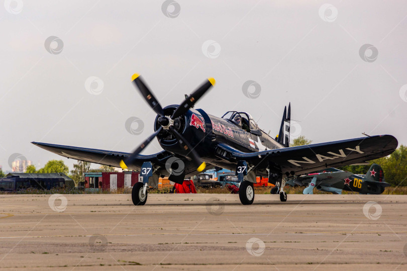 Скачать Американский палубный истребитель Vought F4U Corsair выруливает со стоянки на взлетно-посадочную полосу. Самолеты времен Второй мировой и Корейской войн. 100 лет Военно-воздушным силам России. фотосток Ozero