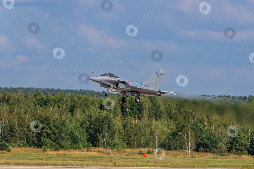 Скачать Французский многоцелевой истребитель четвертого поколения Dassault Rafale приземлился на российском аэродроме. Крупный план. 100 лет Военно-воздушным силам России. фотосток Ozero