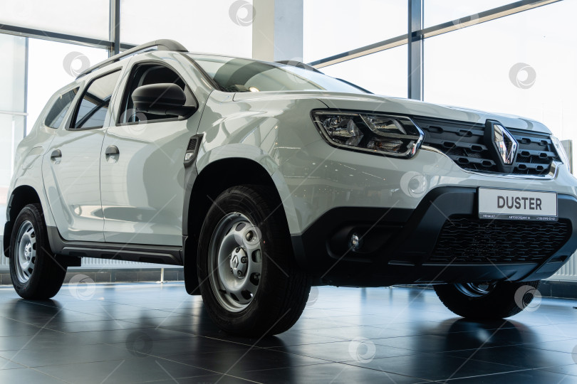 Скачать Белый внедорожник Renault Duster в автосалоне дилерского центра Renault. Автомобиль крупным планом. Вид справа. Автосалон Renault в Мега Адыгея. фотосток Ozero