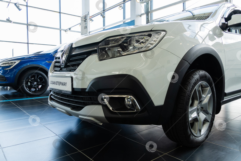 Скачать Белый Renault Logan Stepway в модельном ряду автомобилей Renault. Автосалон дилерского центра Renault. Крупный план автомобиля. Автосалон Renault в Мега Адыгея. фотосток Ozero