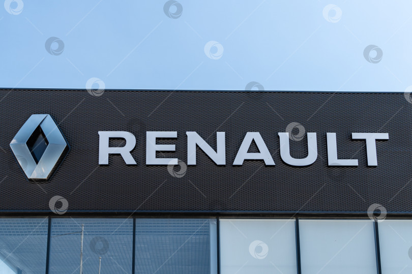 Скачать Логотип автопроизводителя Renault и надпись Renault на фасаде дилерского центра Renault. Надпись с логотипом на коричневом фоне. Сервисный центр в Адыгее. фотосток Ozero