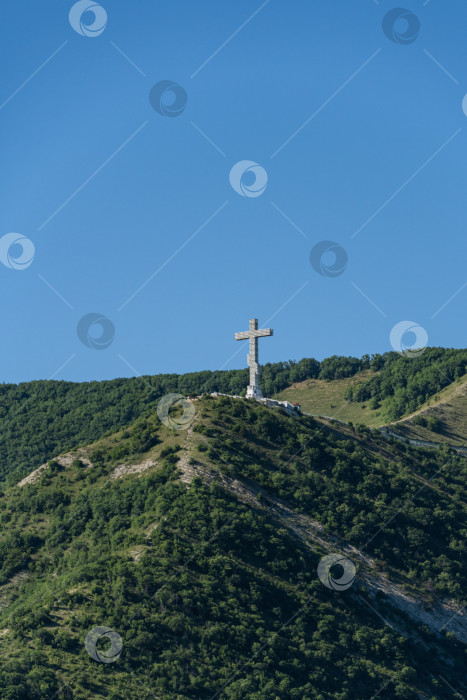 Скачать Поклонный крест высотой 43 метра на хребте Маркотх
в Геленджике. Крупный план. Кавказские горы, покрытые лесом. Достопримечательность города, фотосток Ozero