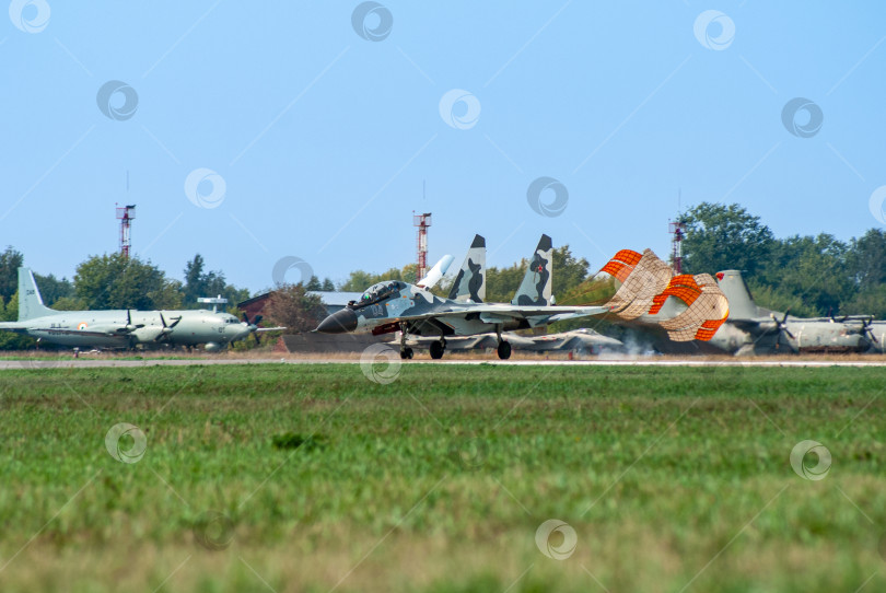 Скачать Советско-российский двухместный многоцелевой истребитель Су-30 (НАТО - Flanker-C) поколения "4 плюс плюс" на взлетно-посадочной полосе с раскрытым тормозным парашютом после приземления. МАКС-2007. фотосток Ozero