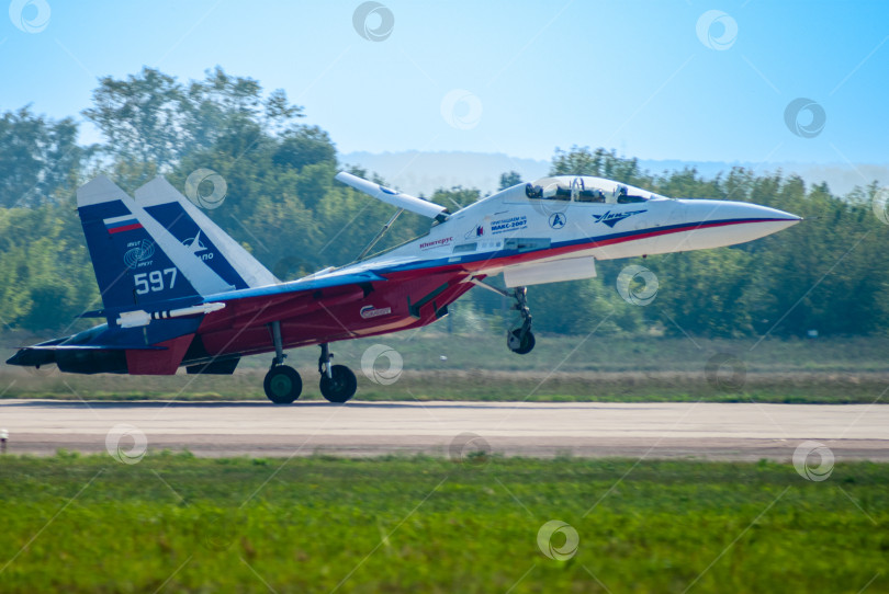 Скачать Советские и российские многоцелевые истребители четвертого поколения МиГ-29ОВТ с отклоняемой посадкой (НАТО - Fulcrum) на бетонную взлетно-посадочную полосу на двух основных стойках шасси. Крупный план. фотосток Ozero