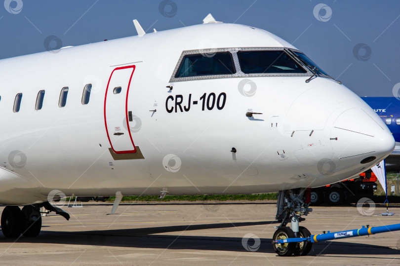 Скачать Буксировка бизнес-джета CRJ-100 на стационарной стоянке. Крупный план. МАКС-2011. фотосток Ozero