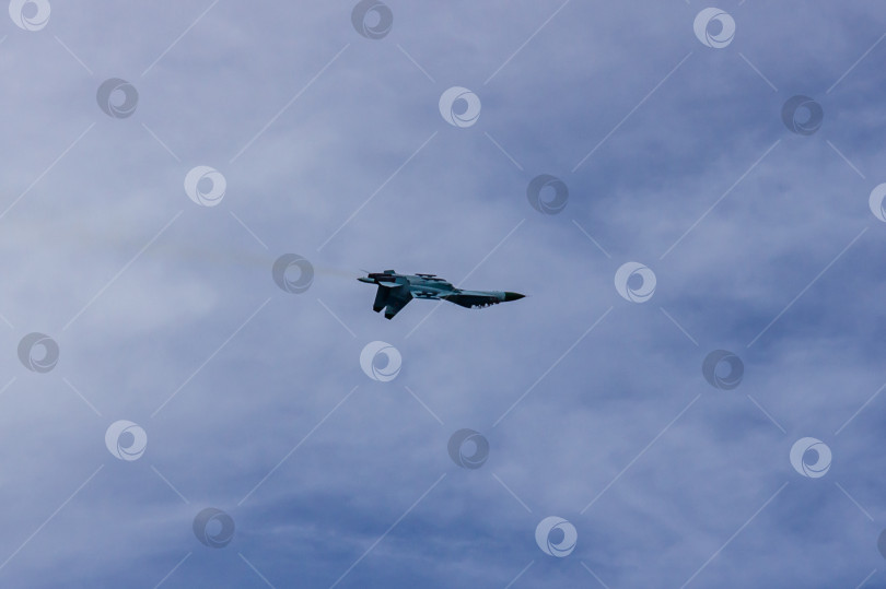 Скачать Советско-российский многоцелевой истребитель Су-27 (НАТО - Flanker-C) 4-го поколения из пилотажной группы "Русские витязи" выполняет "перевернутый полет". Крупный план. фотосток Ozero