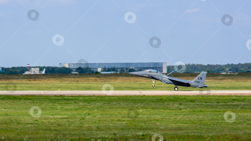 Скачать Американский двухмоторный сверхзвуковой всепогодный истребитель четвертого поколения McDonnell-Douglas F-15 "Игл" приземлился на бетонную взлетно-посадочную полосу. Крупный план. МАКС-2011. фотосток Ozero