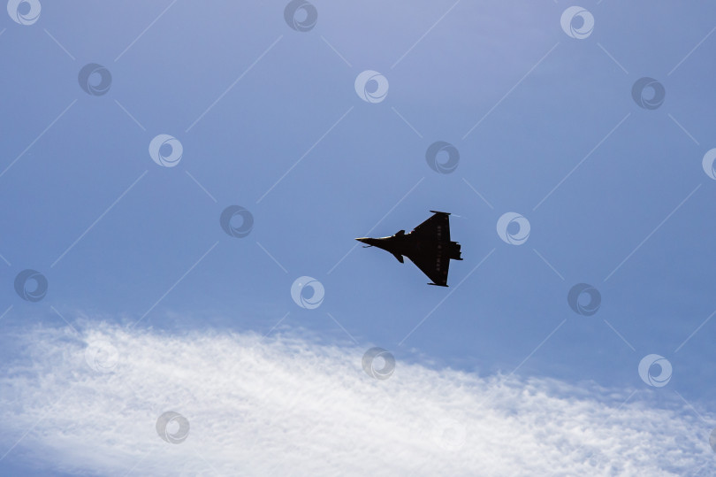 Скачать Французский многоцелевой истребитель четвертого поколения Dassault Rafale выполняет демонстрационный полет над аэродромом. МАКС-2011. фотосток Ozero