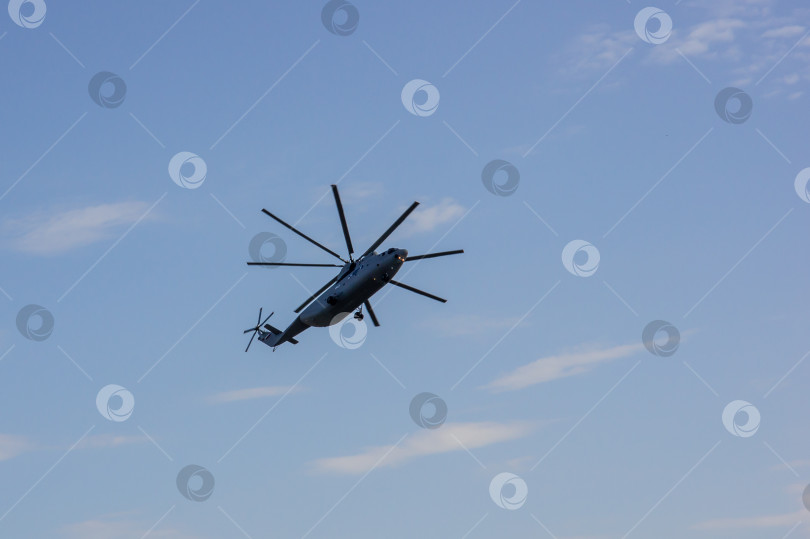 Скачать Крупнейший в мире серийный военно-транспортный вертолет Ми-26 (по кодификации НАТО: Halo) выполняет фигуры высшего пилотажа. МАКС-2011. Мощный пропеллер быстро вращается. фотосток Ozero