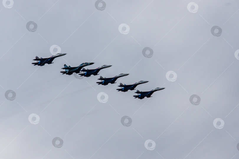 Скачать Советско-российские многоцелевые истребители Су-27 (НАТО - Flanker-C) 4-го поколения пилотажной группы "Русские витязи" выполняют групповой полет. фотосток Ozero
