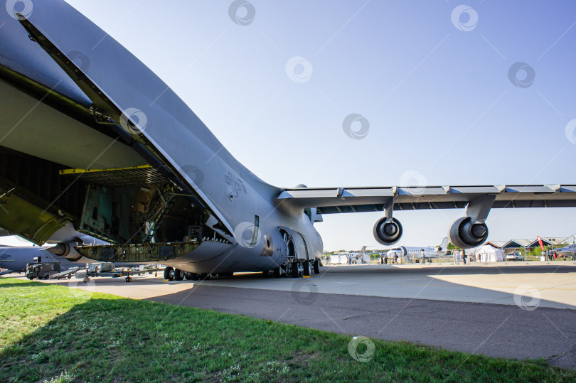 Скачать Американский тяжелый военно-транспортный самолет Lockheed C-5 Galaxy на стоянке МАКС-2011. C-5 Galaxy, третий после Ан-225 и Ан-124 по грузоподъемности, фотосток Ozero