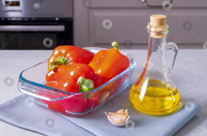 Скачать Спелый сладкий красный перец готовят для запекания с оливковым маслом, чесноком и сухими растительными ингредиентами. Концепция вегетарианского и здорового питания. фотосток Ozero