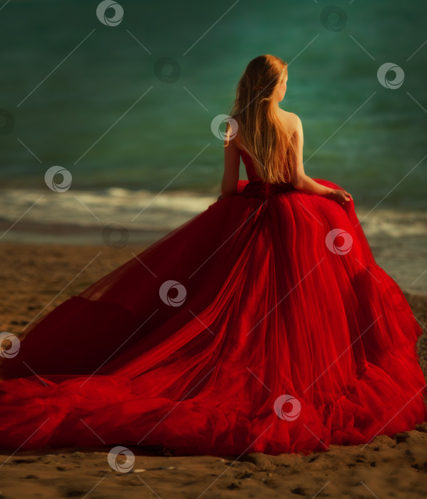 Скачать Красивая девушка на берегу моря. Женщина в красном платье на пляже. фотосток Ozero