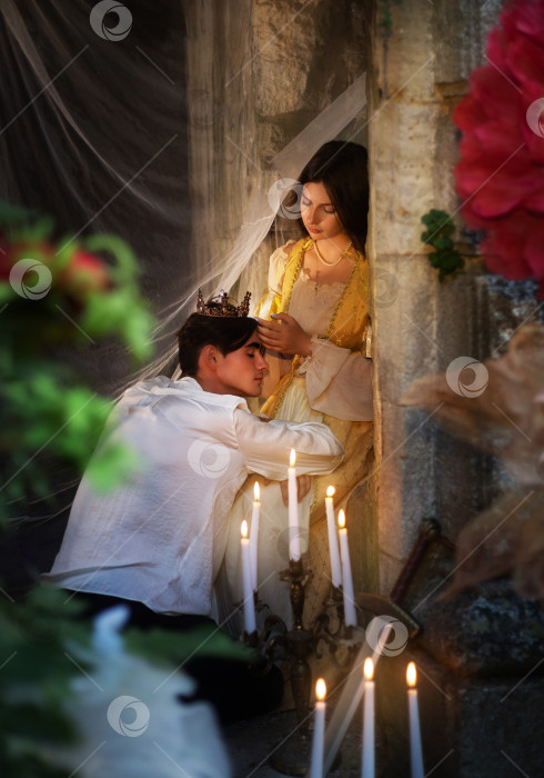 Скачать влюбленные парень и девушка обнимаются среди цветов и свечей. винтажная романтическая фотография фотосток Ozero