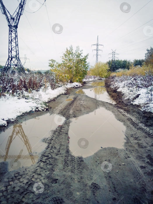 Скачать Грунтовая дорога в лесу вдоль ЛЭП фотосток Ozero