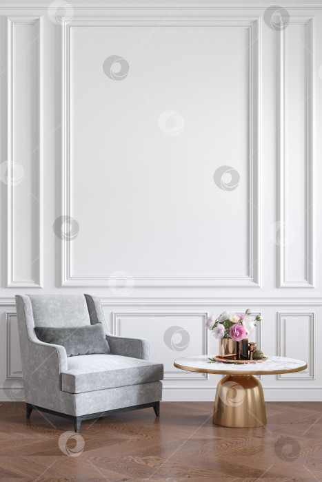 Скачать Классический белый интерьер с серым креслом, журнальным столиком, цветами и лепниной на стенах. фотосток Ozero