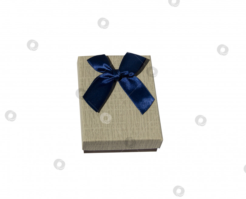 Скачать подарочная коробка коричневого цвета с голубым бантом. выделите на белом фоне, откройте коробку. t фотосток Ozero
