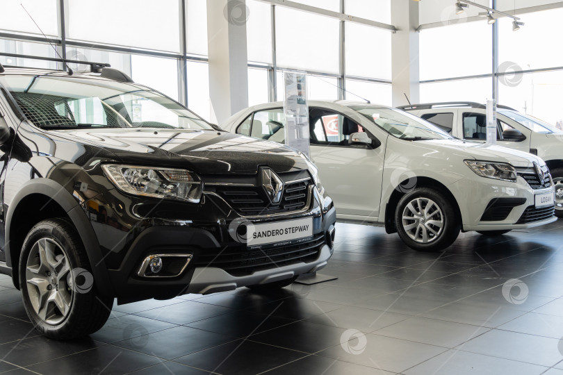 Скачать Темно-серый Renault Sandero Stepway в ряду автомобилей Renault в автосалоне дилерского центра Renault. Автомобиль крупным планом. Автосалон Renault в Мега Адыгея. фотосток Ozero