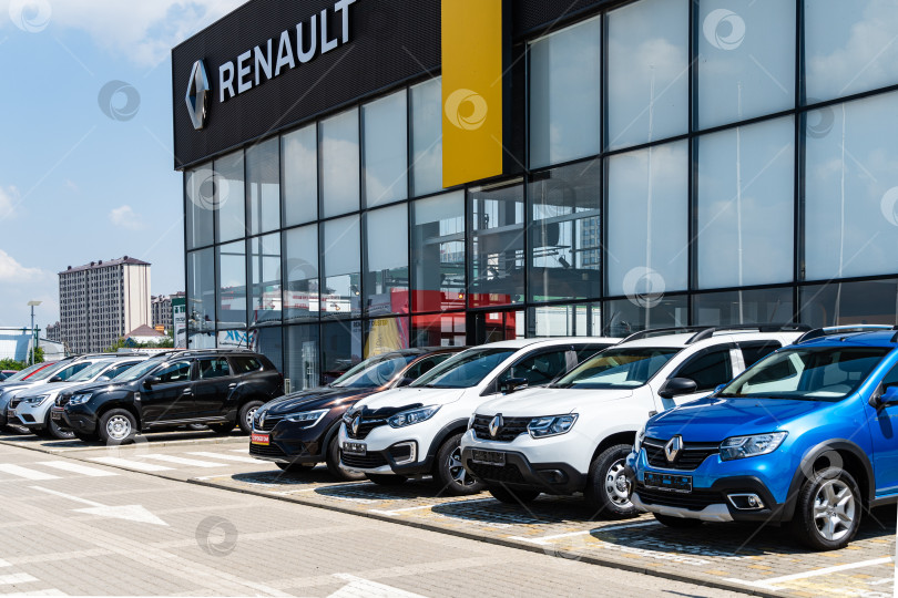 Скачать Автомобили Renault разных цветов припаркованы возле дилерского центра Renault. На фасаде здания надпись Renault с логотипом. Дилерский центр Renault. Мега Адыгея. фотосток Ozero