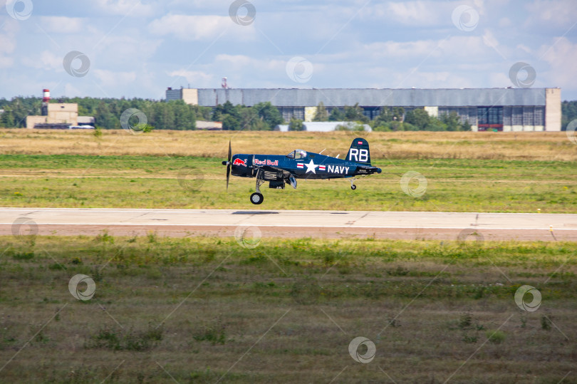 Скачать Американский палубный истребитель Vought F4U Corsair приземляется на взлетно-посадочную полосу. Самолеты времен Второй мировой и Корейской войн. Компания Chance Wow. 100 лет Военно-воздушным силам России. фотосток Ozero