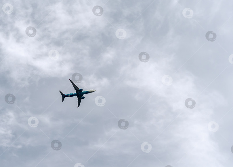 Скачать В небе летит пассажирский самолет. фотосток Ozero