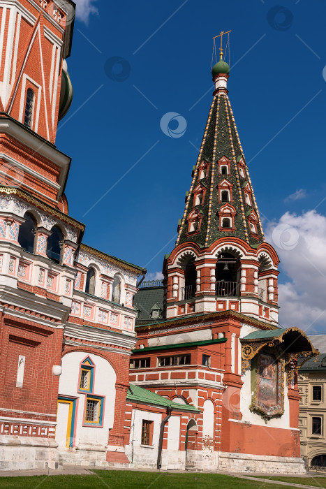 Скачать Фрагмент собора Василия Блаженного на фоне голубого неба. фотосток Ozero