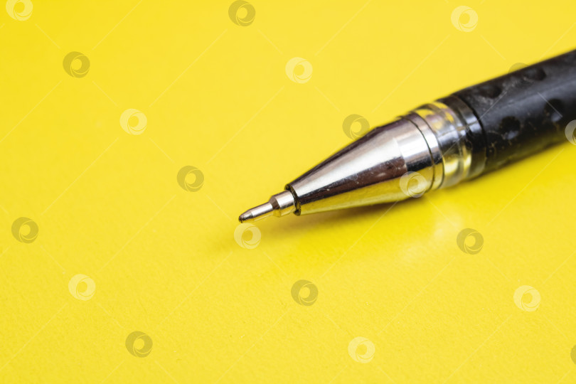 Скачать Черная ручка на желтом фоне крупным планом фотосток Ozero