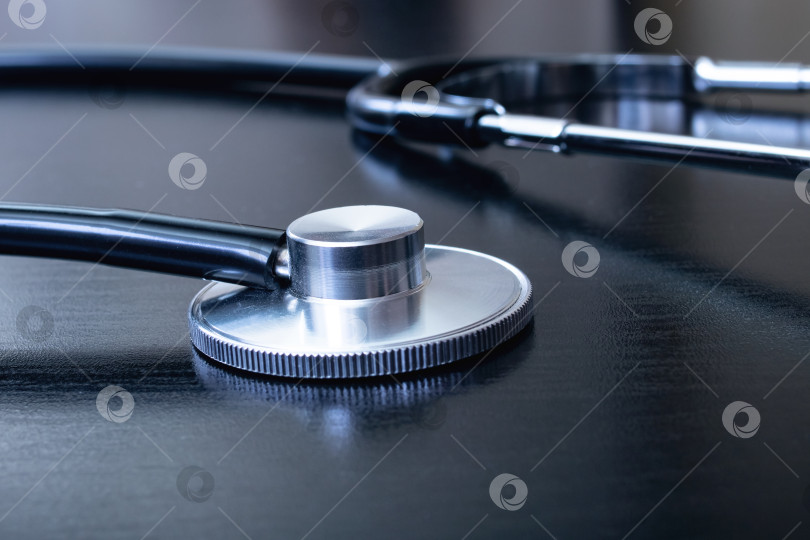 Скачать Медицинский стетоскоп на черном столе крупным планом фотосток Ozero