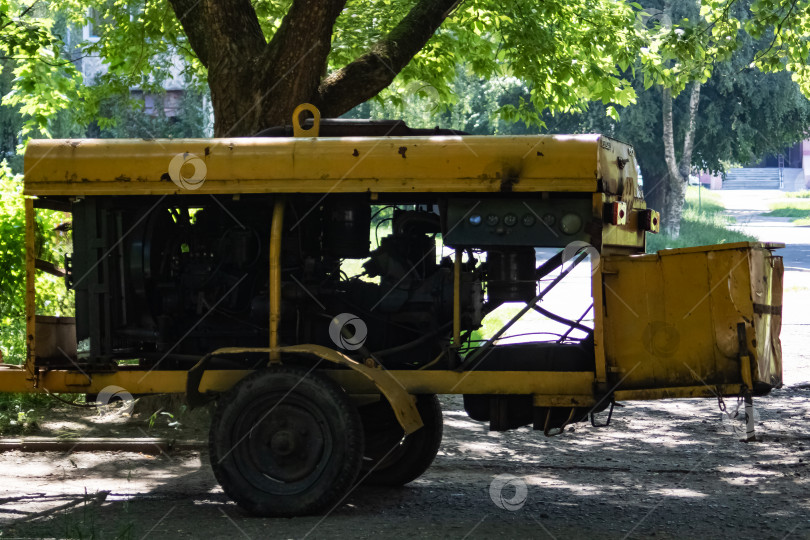 Скачать Старые окрашенные детали автомобиля в мазуте фотосток Ozero