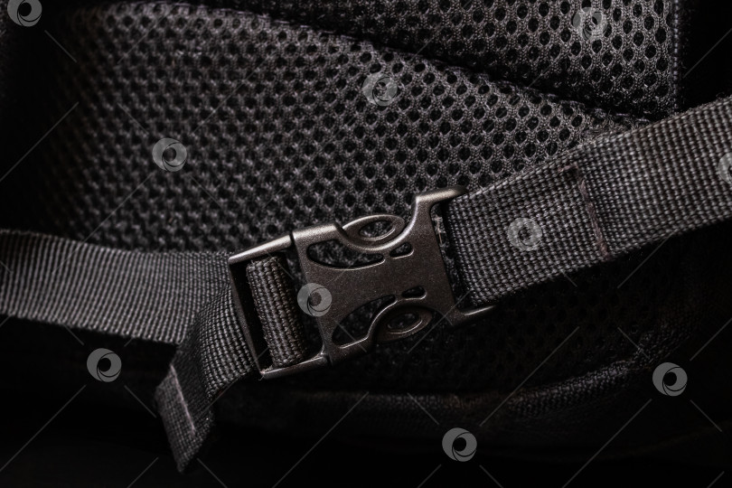 Скачать Пластиковая застежка на черном рюкзаке крупным планом фотосток Ozero