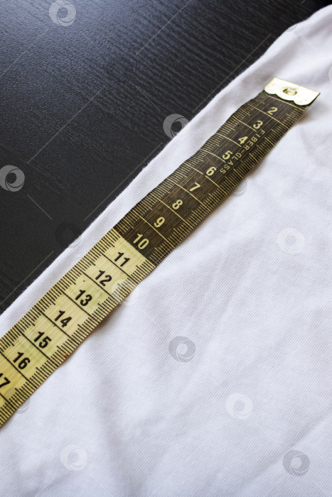 Скачать Измерительная лента на белой ткани крупным планом фотосток Ozero