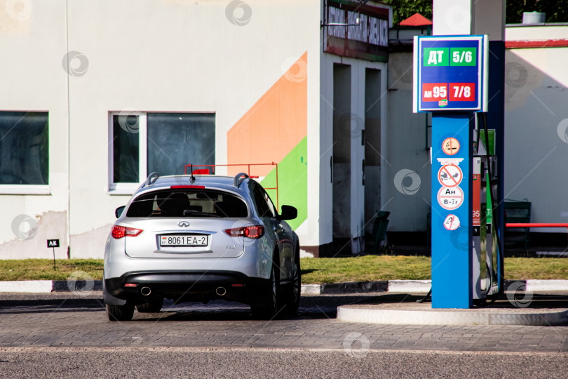 Скачать БЕЛАРУСЬ, НОВОПОЛОЦК - 07 июня 2020 года: Автомобиль на заправке фотосток Ozero