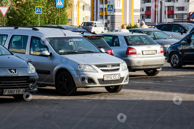 Скачать БЕЛАРУСЬ, НОВОПОЛОЦК - 07 июня 2020 года: Автомобили на парковке фотосток Ozero