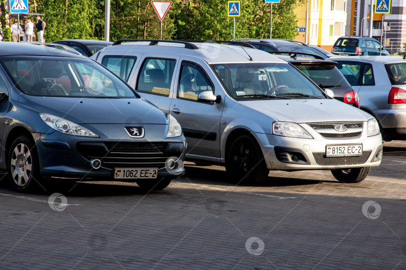 Скачать БЕЛАРУСЬ, НОВОПОЛОЦК - 07 июня 2020 года: Автомобили на парковке фотосток Ozero