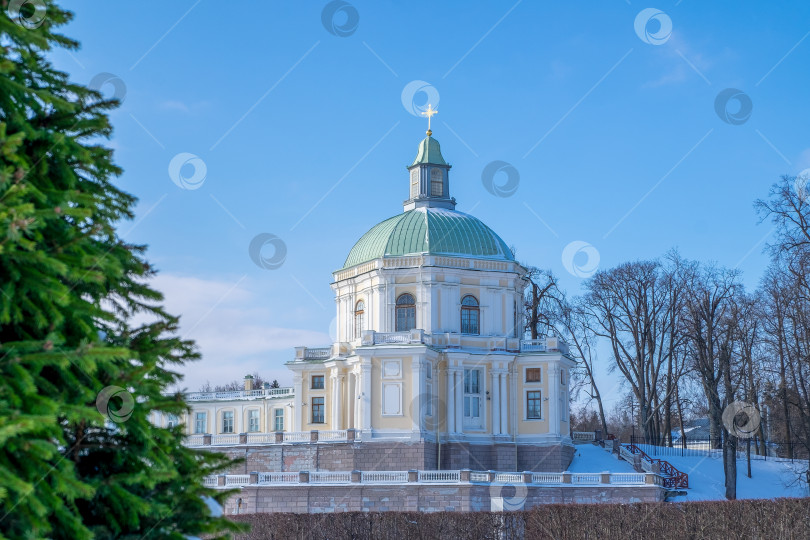 Скачать Вид на часть дворца Меншикова на фоне зимнего паркового пейзажа. фотосток Ozero