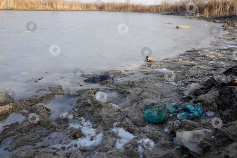 Скачать Загрязнение окружающей среды мусором фотосток Ozero