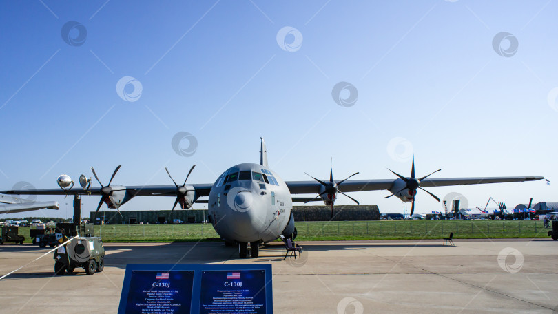 Скачать Американский четырехмоторный турбовинтовой военно-транспортный самолет средней дальности Lockheed C-130 "Геркулес" на статической стоянке МАКС-2011. Крупный план самолета. фотосток Ozero