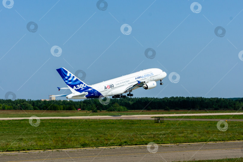 Скачать Французский пассажирский четырехмоторный широкофюзеляжный самолет Airbus A-380 набирает высоту после взлета. Крупный план. МАКС-2011. фотосток Ozero
