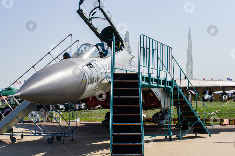 Скачать МАКС-2011. Советско-российский многоцелевой истребитель Су-27 (НАТО - Flanker-C) 4-го поколения с комплектом ракетного вооружения на статической стоянке. Крупный план. фотосток Ozero