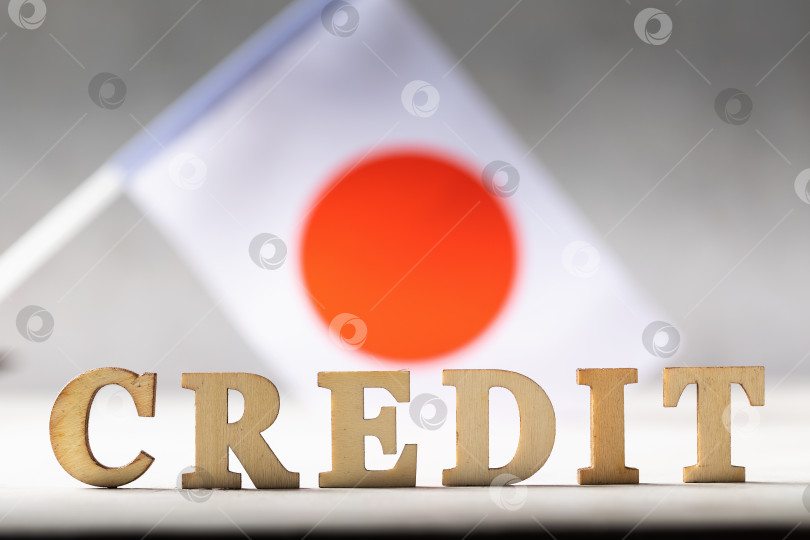 Скачать Текст, выполненный деревянными буквами, и японский флаг на абстрактном фоне, концепт на тему долгового бремени народа Японии фотосток Ozero