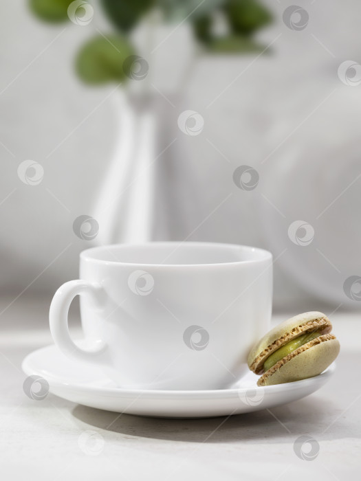 Скачать Кофейная чашка и одно миндальное печенье на столе с местом для копирования в верхней части рамки фотосток Ozero