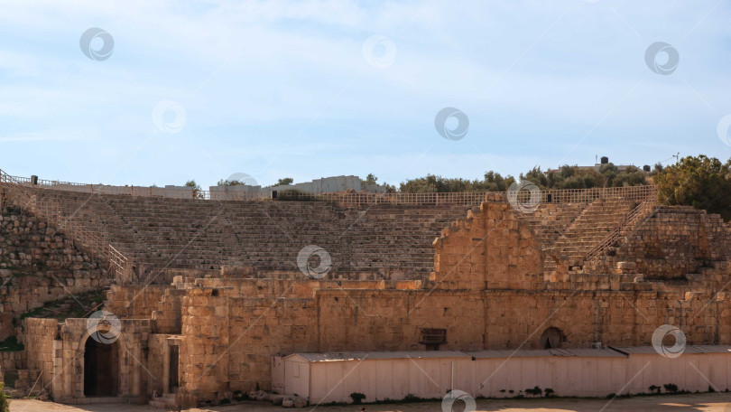 Скачать Иордания, Гераса (Джераш) - древний город, которому шесть с половиной тысяч лет. Южный театр - главный театр города, построенный в 166 году нашей эры. В театре 32 ряда на пять тысяч зрителей. фотосток Ozero