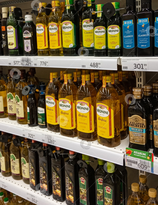 Скачать Гипермаркет Ашан в торговом центре "Сказка". Полки заставлены оливковым маслом в пластиковых бутылках. Оливковое масло зарубежных сельхозпроизводителей продается за рубли. фотосток Ozero